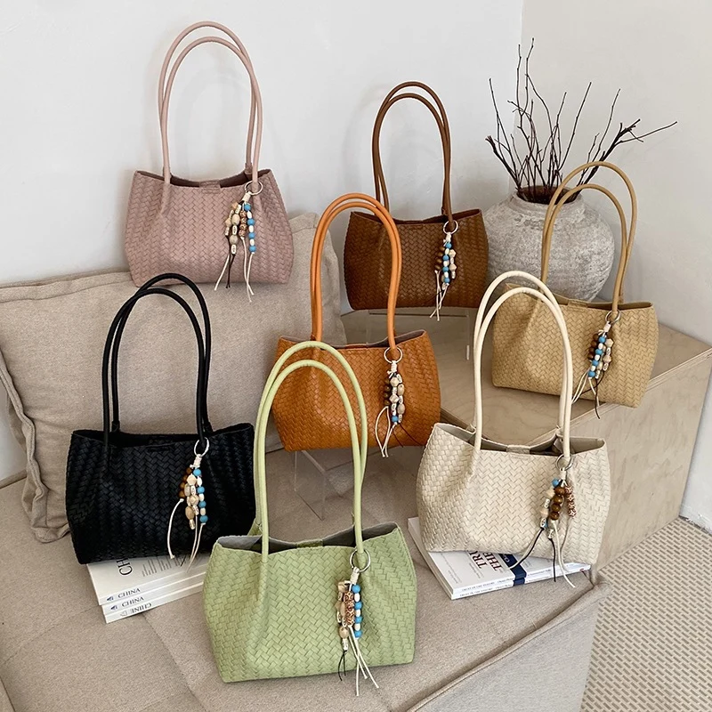 Gewebte Leder-Tote mit dekorativen Charms