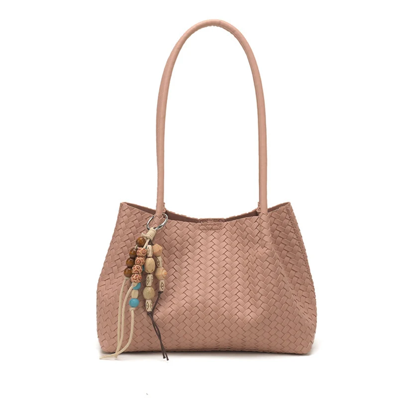 Gewebte Leder-Tote mit dekorativen Charms