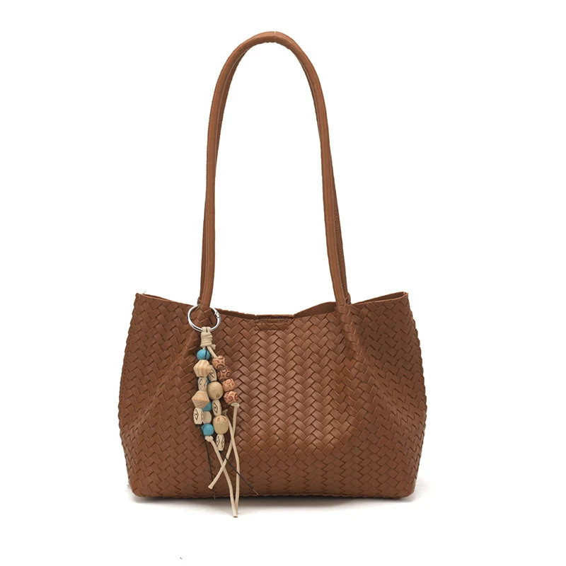 Gewebte Leder-Tote mit dekorativen Charms