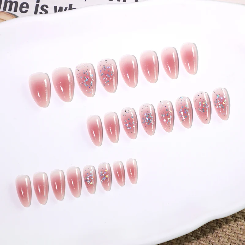 Glitzernde Nagelverlängerungen mit elegantem V-Design Karnz