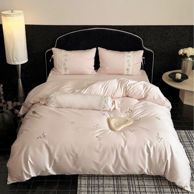 Luxuriöses Satin-Bettwäscheset mit bestickten Blütenapplikationen und Nackenrolle Karnz