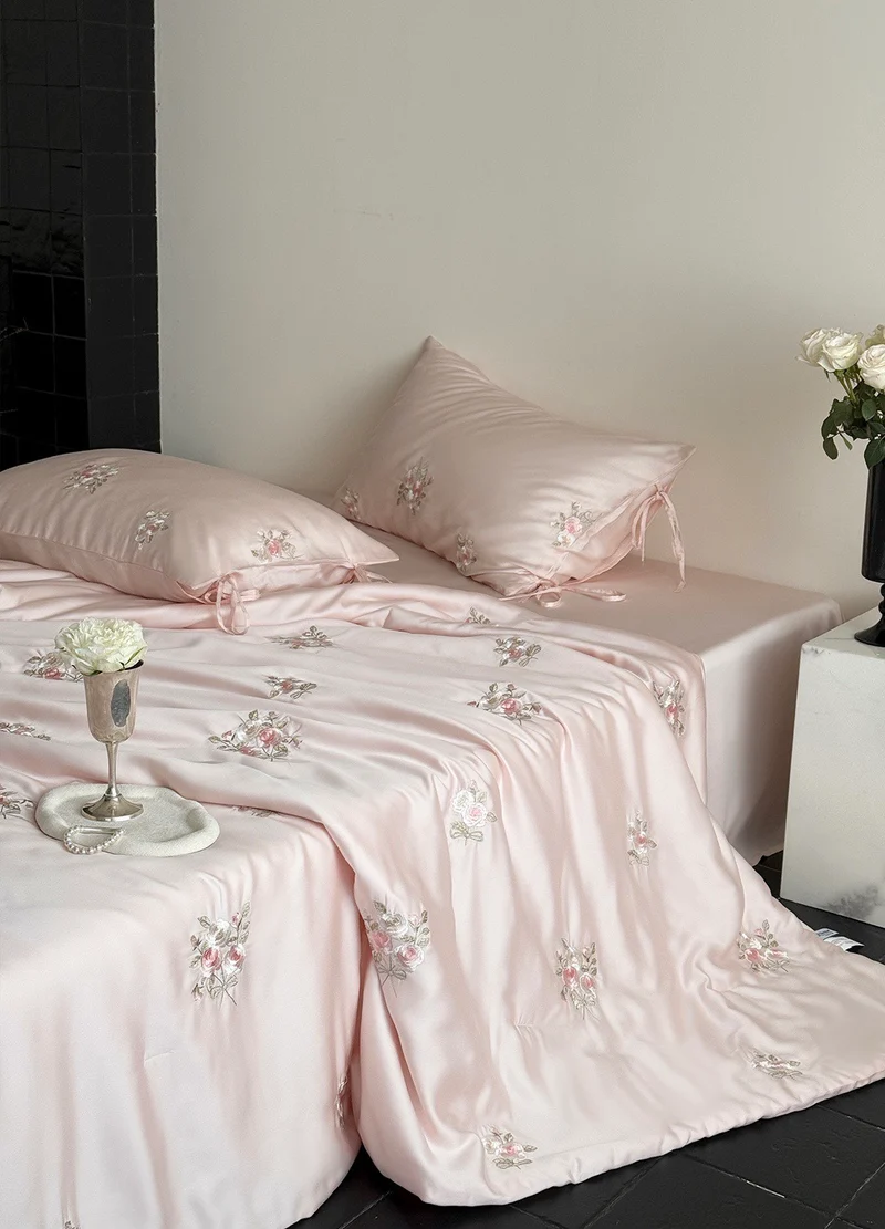 Luxuriöses Satin-Bettwäsche-Set mit zarter Rosenstickerei Karnz