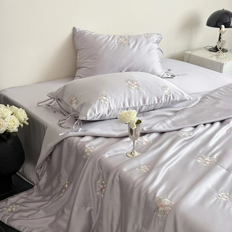 Luxuriöses Satin-Bettwäsche-Set mit zarter Rosenstickerei Karnz