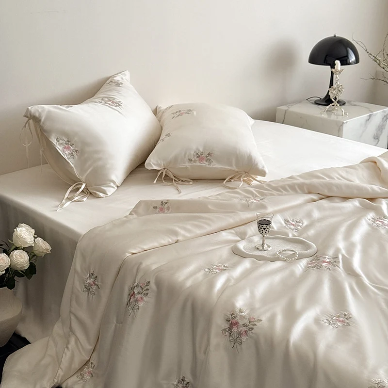 Luxuriöses Satin-Bettwäsche-Set mit zarter Rosenstickerei Karnz