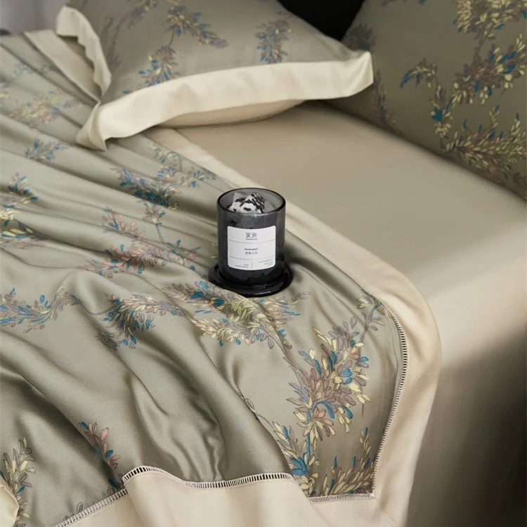 Luxuriöse Satin-Bettüberwurf-Garnitur mit floraler Jacquard-Stickerei Karnz