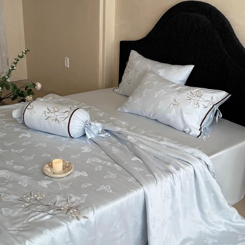 Leichtes Jacquard-Satin-Bettwäsche-Set mit besticktem Schmetterlingsmotiv und Dekorrolle Karnz