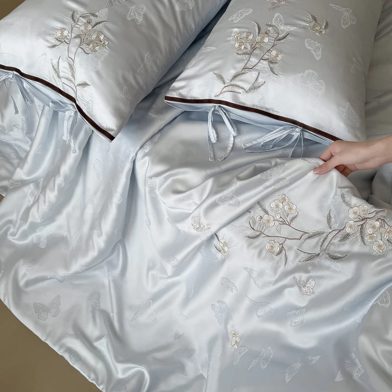 Leichtes Jacquard-Satin-Bettwäsche-Set mit besticktem Schmetterlingsmotiv und Dekorrolle Karnz