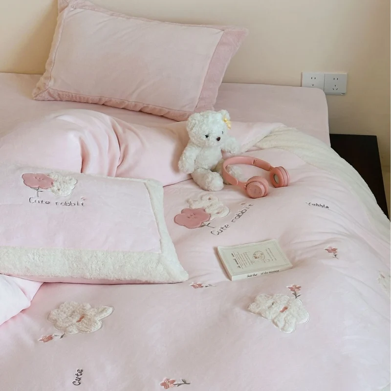 Kinder-Bettwäschegarnitur mit gesteppter Hasen- und Teddy-Applikation und Sherpa-Saum Karnz