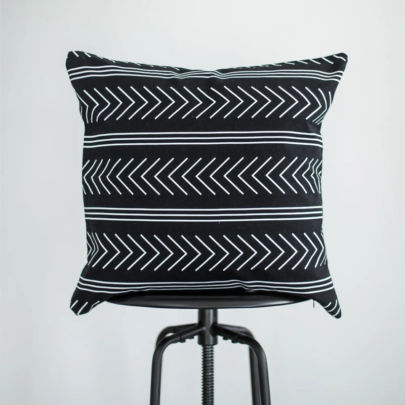 Square cushion cover made of cotton-linen with graphic arrow and stripe pattern Stornfield