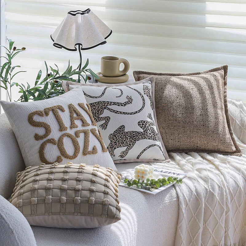 Square decorative cushion cover made of mottled boucle linen structure with fine piping Stornfield