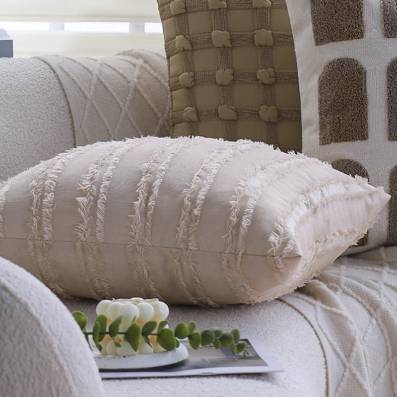 Square decorative cushion cover made of mottled boucle linen structure with fine piping Stornfield