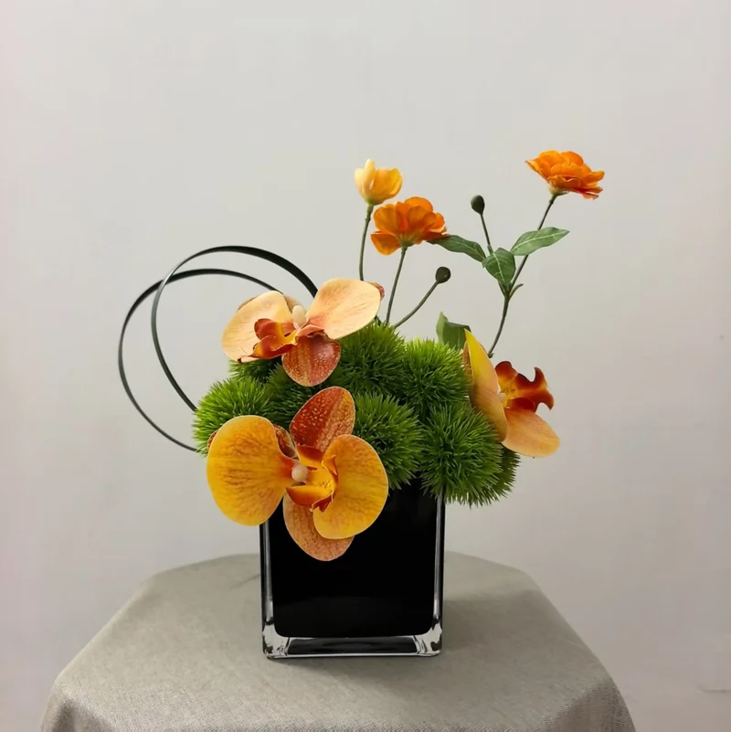 Lebendige florale Tischdekoration