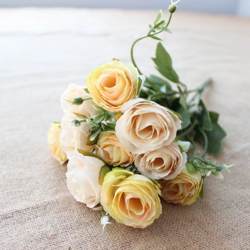 Stylischer handgemachter künstlicher Rosenstrauß