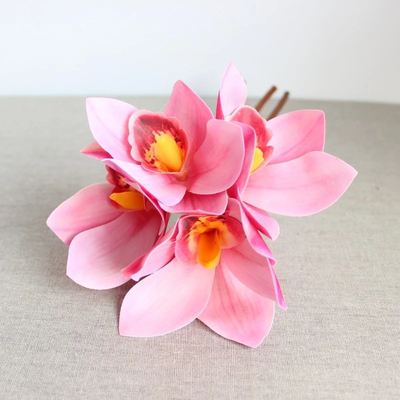 Realistischer Orchideenblumenstrauß