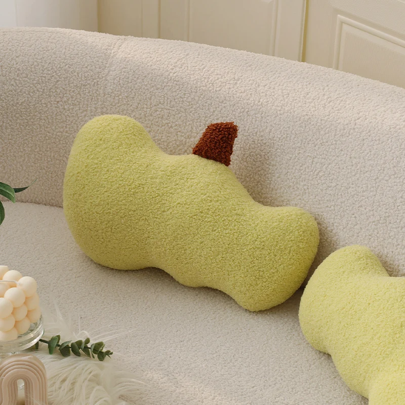 Kidney-shaped decorative cushion made of bouclé teddy with soft polyester filling Stornfield