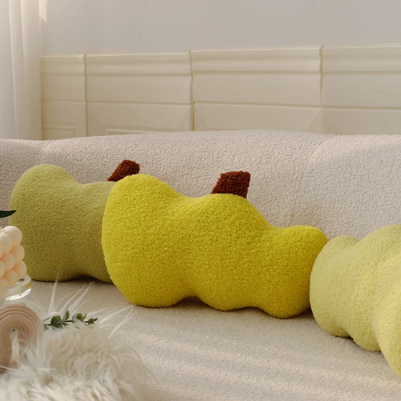 Kidney-shaped decorative cushion made of bouclé teddy with soft polyester filling Stornfield