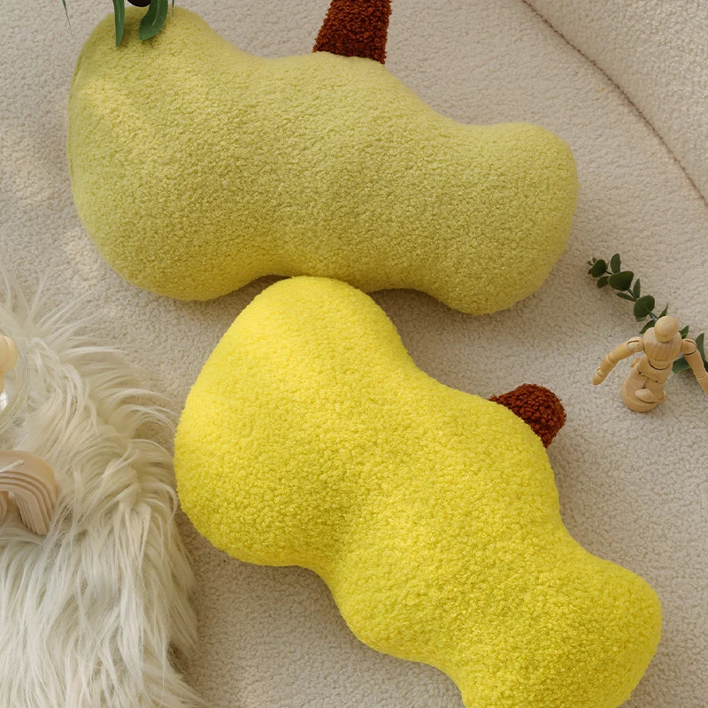 Kidney-shaped decorative cushion made of bouclé teddy with soft polyester filling Stornfield
