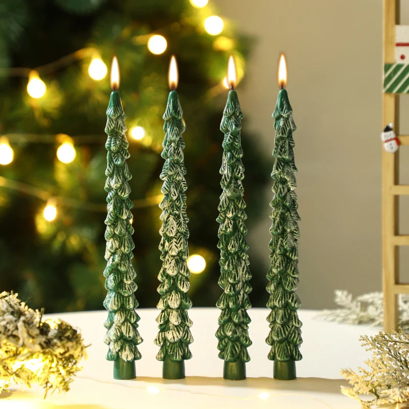 Handgefertigte skulptierte Weihnachtsbaum-Spitzkerze