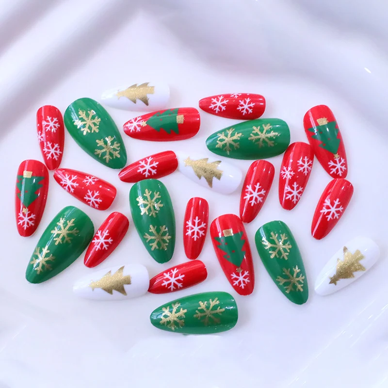 Holiday-Themed Decorative Nail Art Stornfield