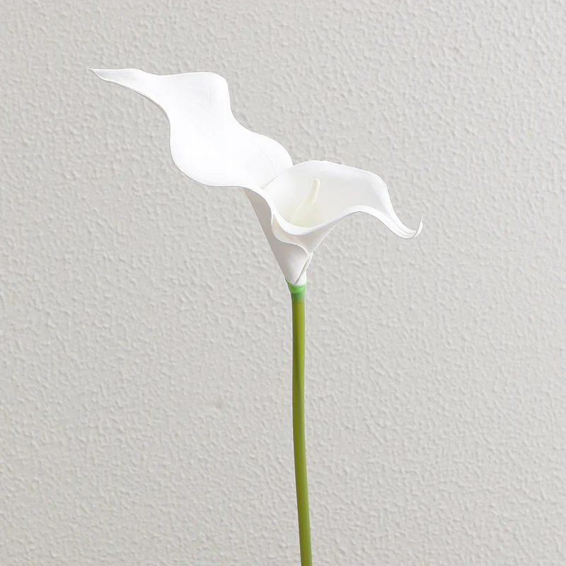 Künstlicher Calla-Blütenzweig mit realistischen Details Karnz