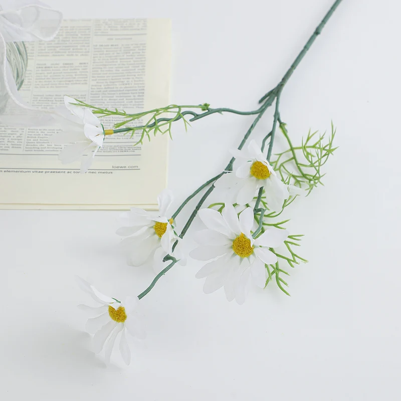 Künstlicher Blumenzweig mit leuchtenden Blüten und zarten Blättern Karnz