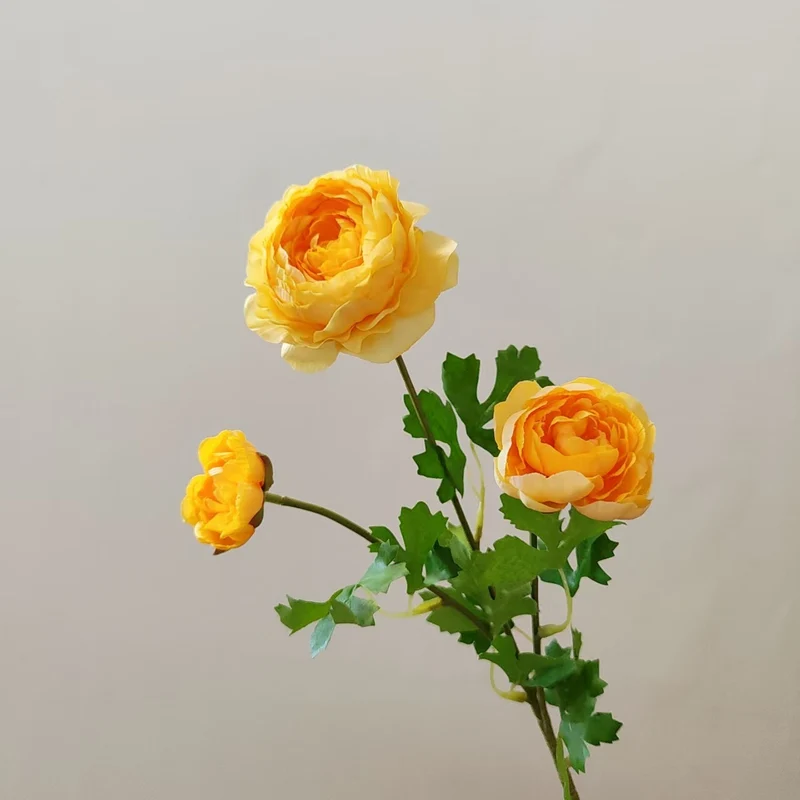 Realistische Blumenarrangement