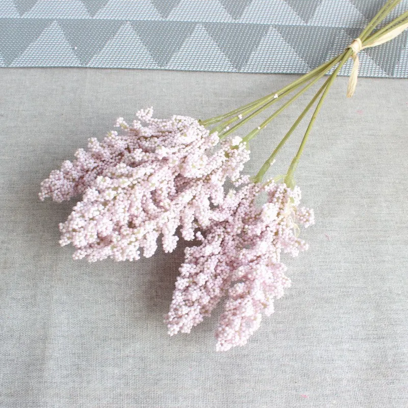 Realistischer dekorativer getrockneter Blumenstrauß