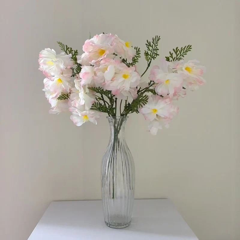 Realistische blühende Blumenstängel