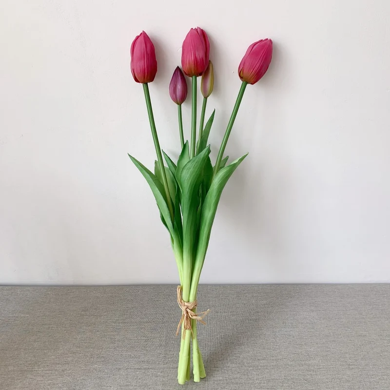 Lebensechte Tulpenblumenarrangement