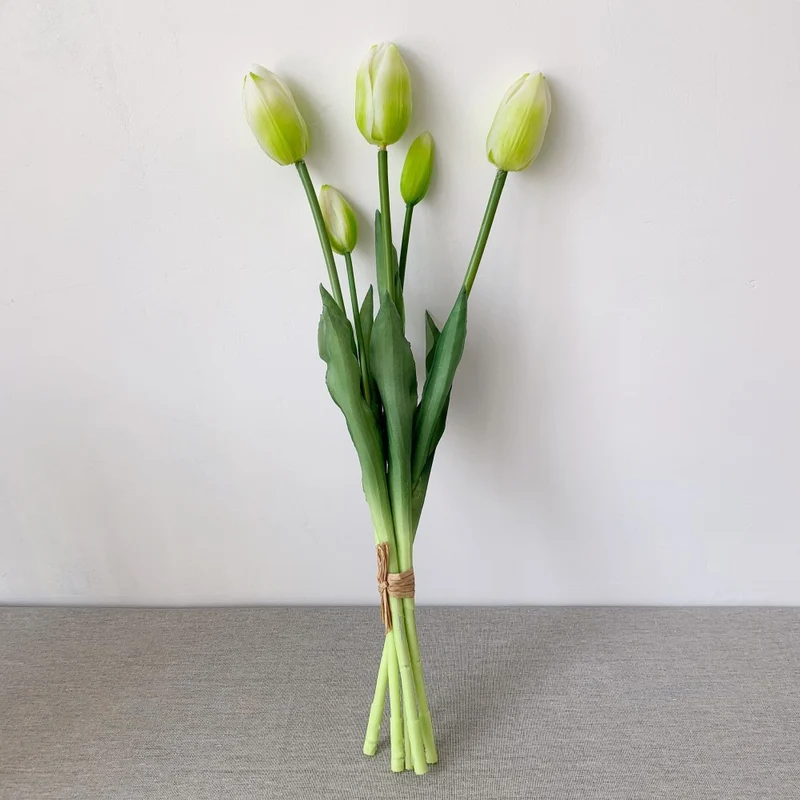 Lebensechte Tulpenblumenarrangement