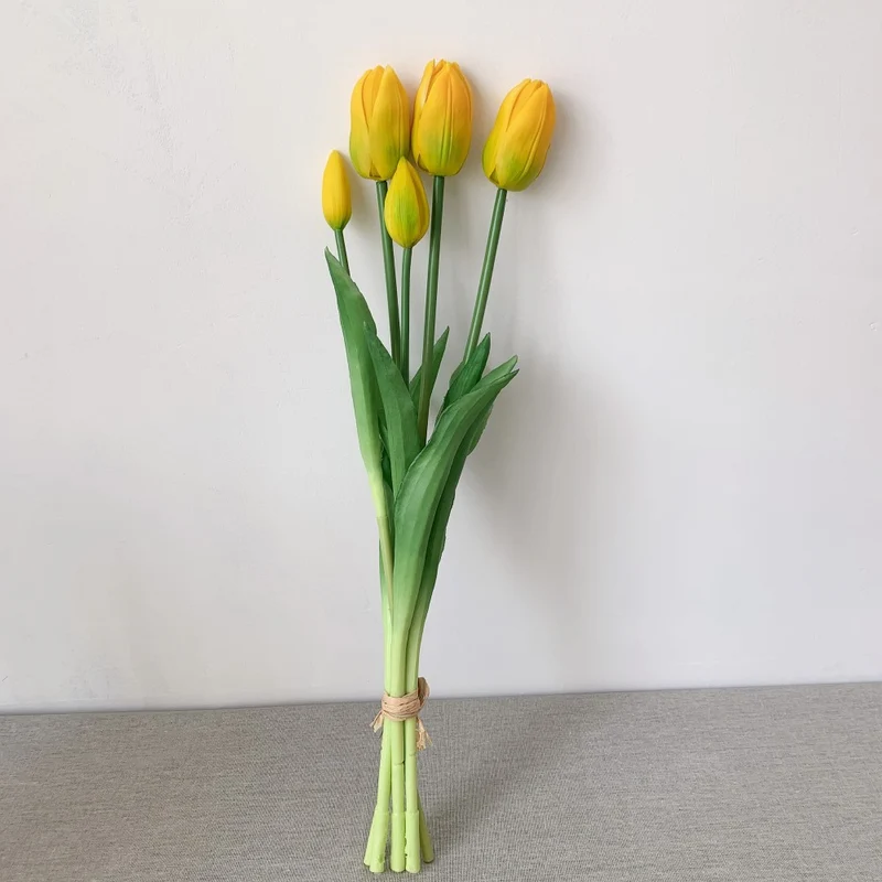 Lebensechte Tulpenblumenarrangement