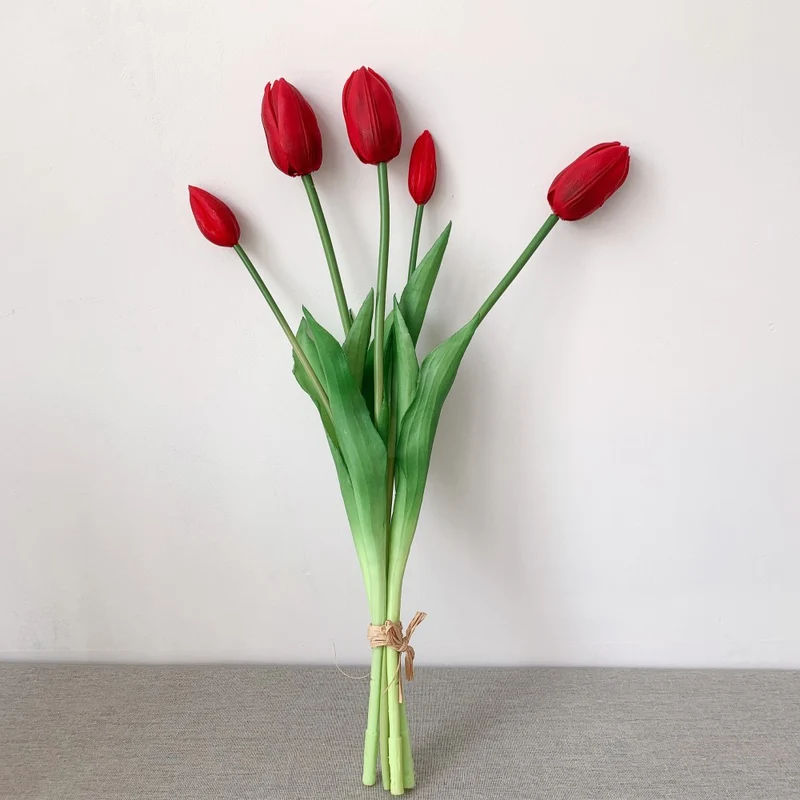 Lebensechte Tulpenblumenarrangement