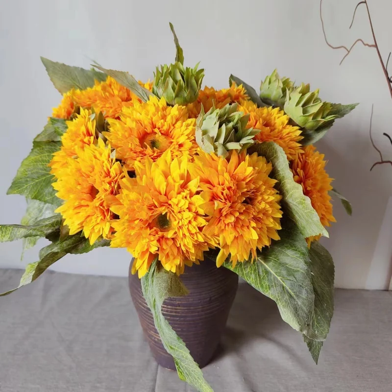 Lebensechter Sonnenblumenstrauß