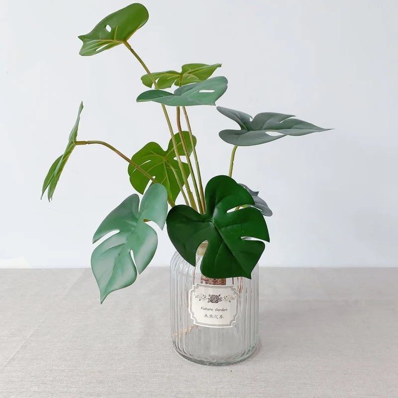 Lebensechte Monstera Pflanze