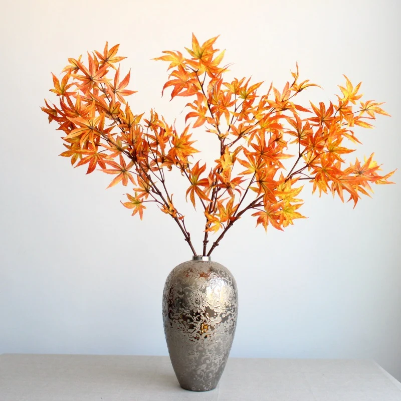 Lebensechte Ahornblattstiel