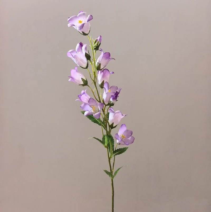 Lebensechter floraler Orchideenstamm