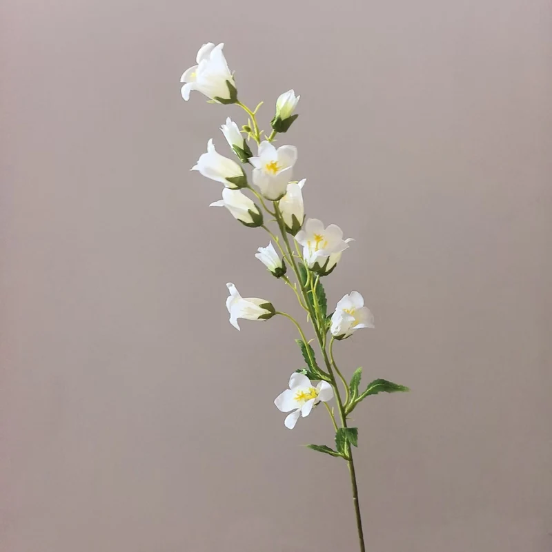 Lebensechter floraler Orchideenstamm