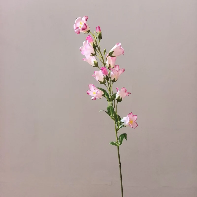 Lebensechter floraler Orchideenstamm