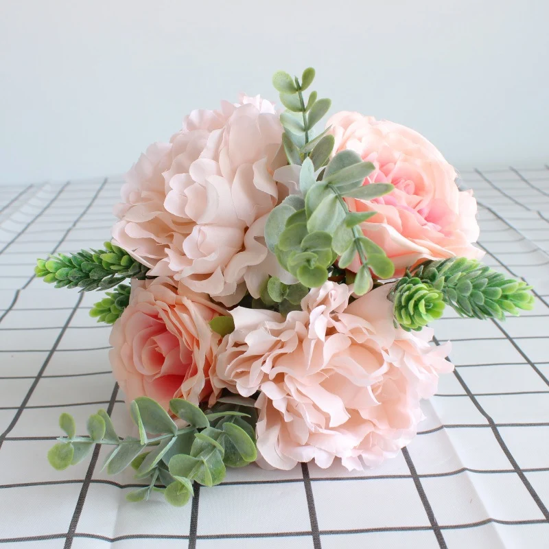 Lebensechter floral handgefertigter Blumenstrauß