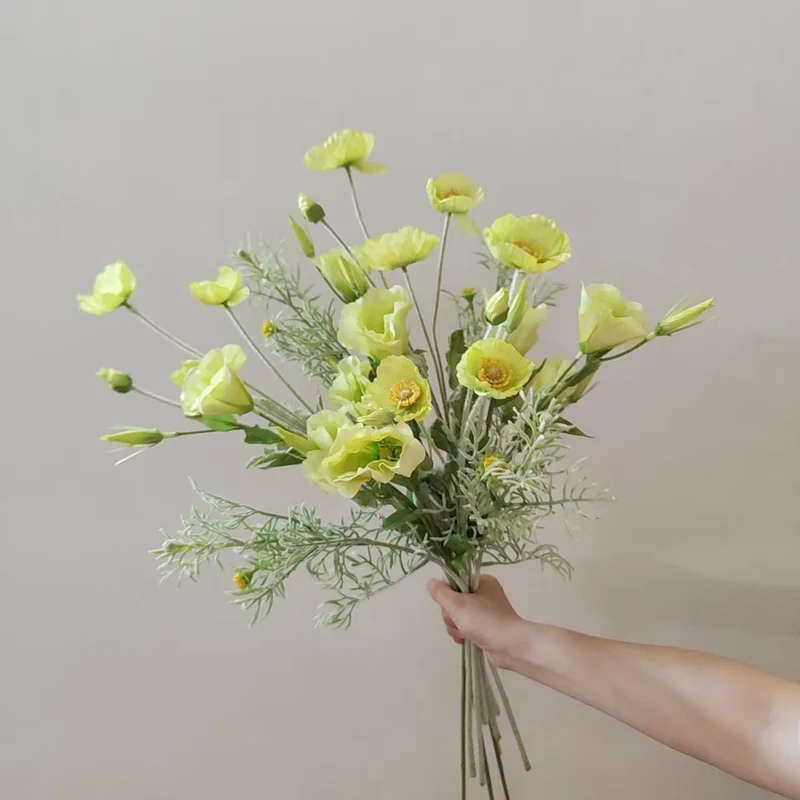 Lebensechter floraler Mittelstück-Strauß