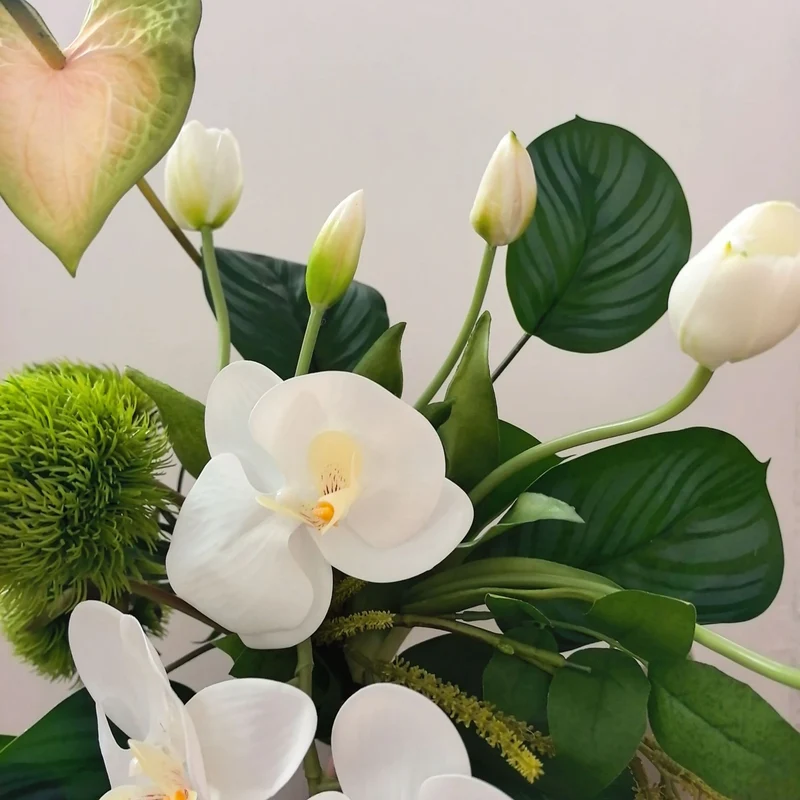 Lebensechter Blumenstrauß mit saftigen Akzenten