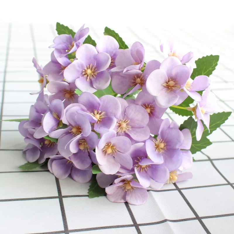 Lebensnahe Blumenstrauß mit charmanten lila Blüten