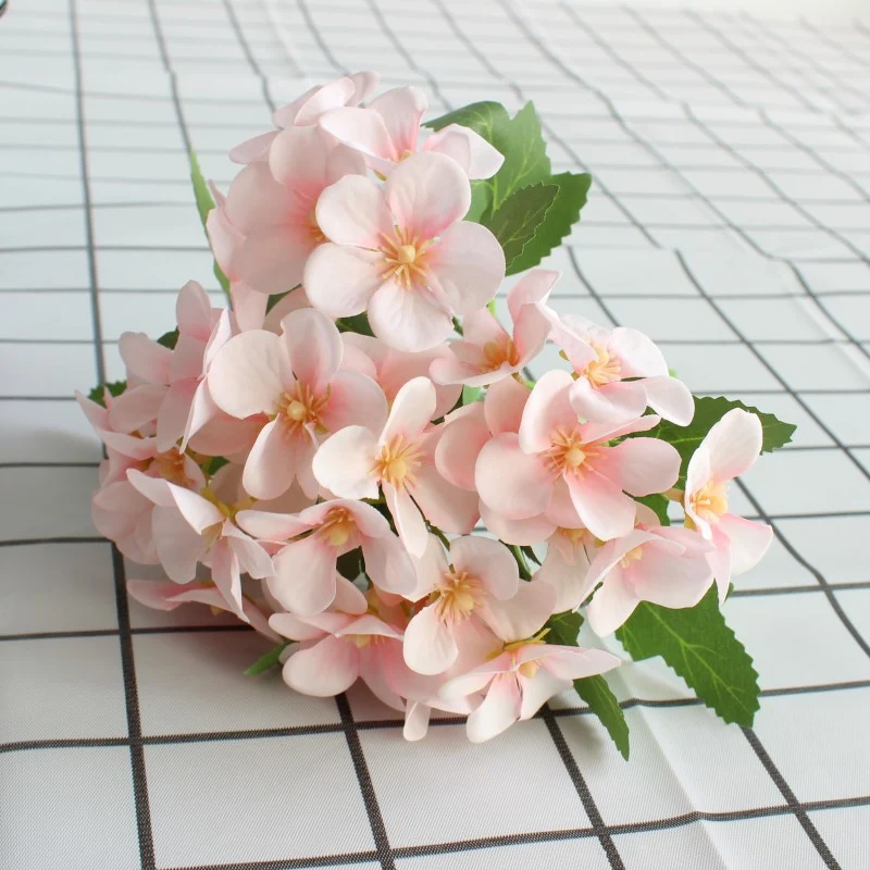 Lebensnahe Blumenstrauß mit charmanten lila Blüten