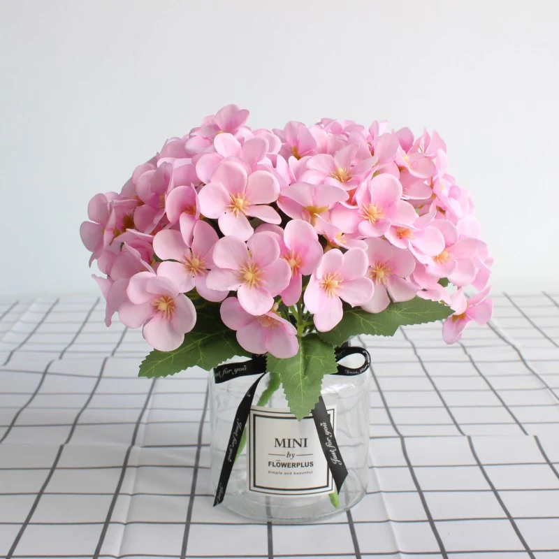 Lebensnahe Blumenstrauß mit charmanten lila Blüten