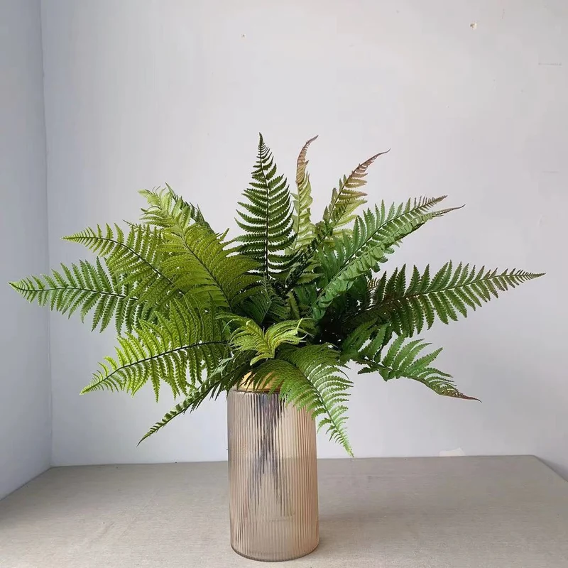 Lebensnahe Farnblattarrangement