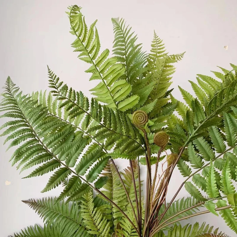 Lebensnahe Farnblattarrangement