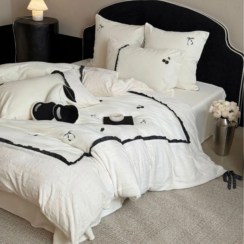 Reversible cotton satin bedding set with embroidered cherry, delicate frill and decorative bows Stornfield
