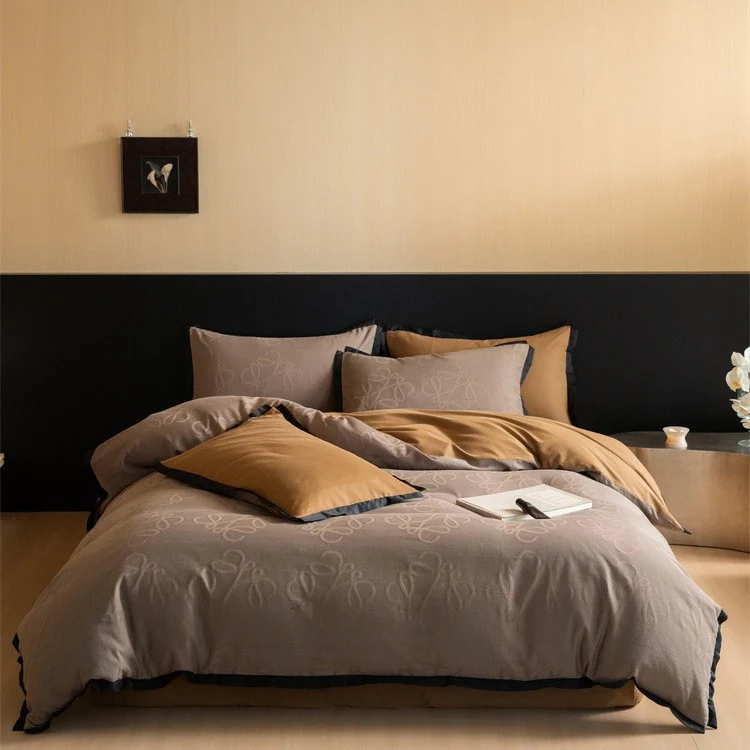 Reversible bedding set with jacquard structure and contrast piping Stornfield