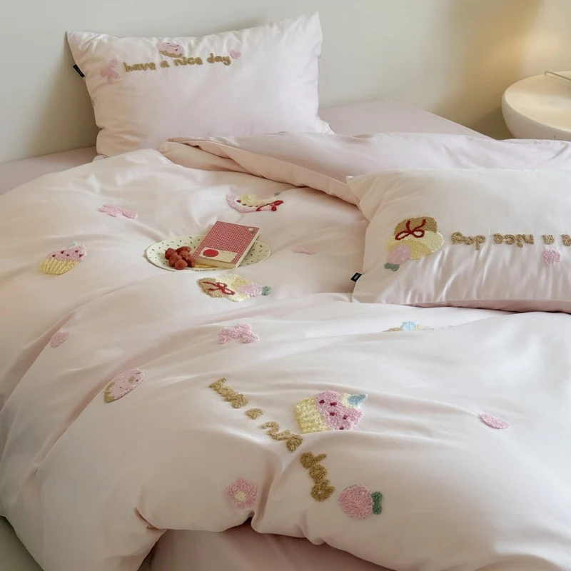 Playful bedding set with embroidered cupcake appliqués and reversible function Stornfield