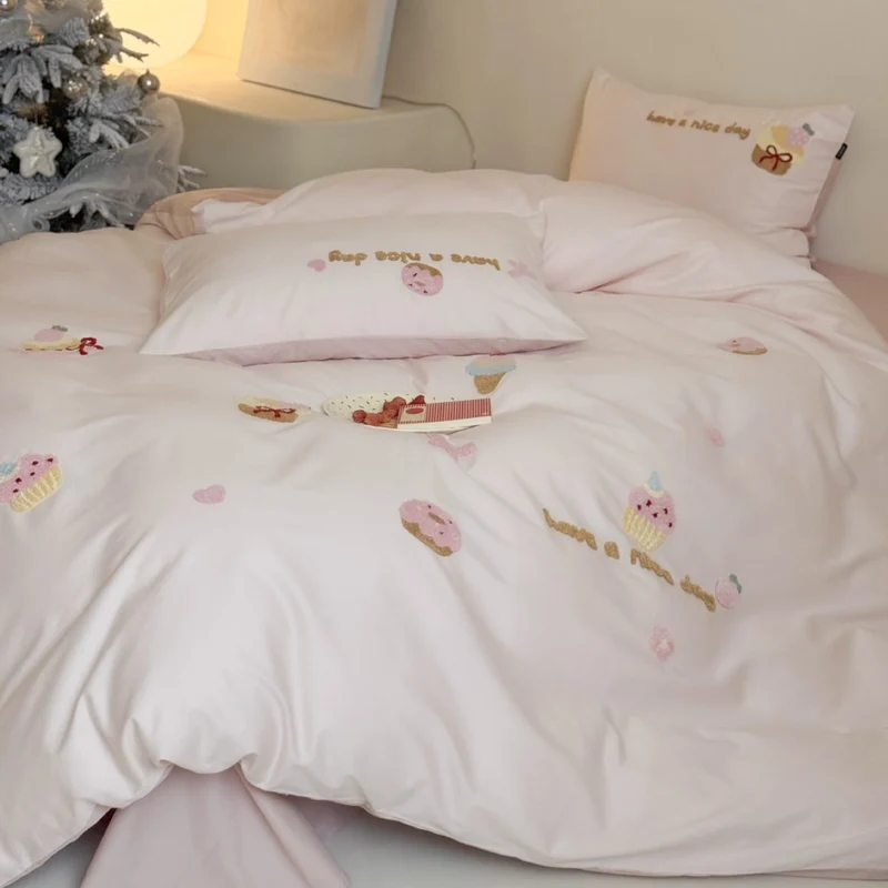 Playful bedding set with embroidered cupcake appliqués and reversible function Stornfield